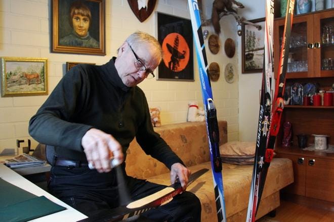 Kyösti Kettunen näytti, kuinka sumutevoidetta laitetaan karvapohjasuksen pohjaan. KUVA: MIA KÄRKKÄINEN