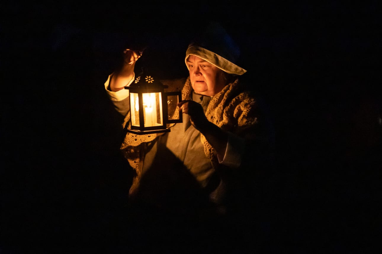 Pirkko Manun Jouppilan vanha emäntä pitää kynttilässä tulta, jotta Jaakko löytäisi kotiin.