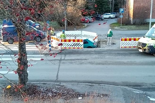 Onnettomuus sattui Ruukintiellä Seinäjoen yhteiskoulun edessä. LUKIJAN KUVA: RAIMO KIVIPELTO