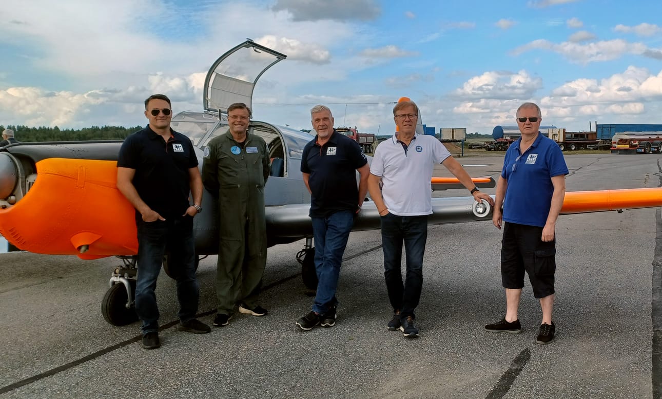 Ville Sulkakoski, Tapio Pitkänen, Esa Olli, Sakari Passi ja Kari Janhunen valmistelevat tulevaa suurtapahtumaa Kauhavan Wanhanajan Lentopäivät ry:n hallituksen jäseninä.