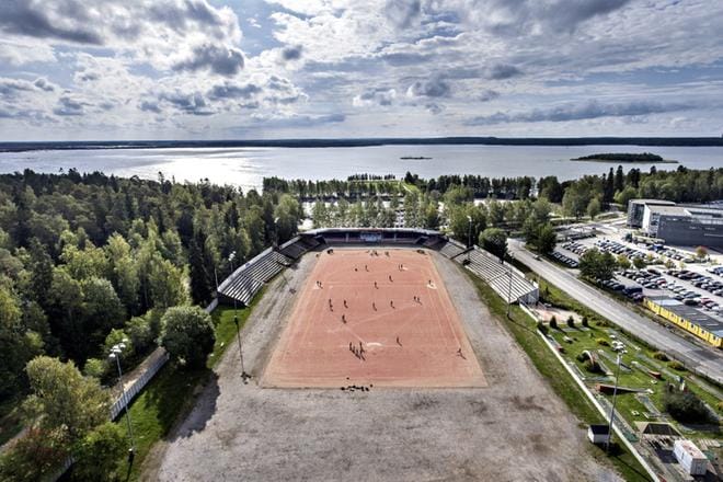 Vaasan pesäpallokenttää ollaan siirtämässä tilansa verran kohti merta. Siirron hinnasta on esitetty eri käsityksiä. Jo hyväksyttyyn 3,5 miljoonan euron hintaan ei sisälly uuden katsomon ja huoltorakennusten rakentamista. Myös maamassojen vaihto voi tulla odotettua kalliimmaksi. KUVA: KARI LÖFHJELM