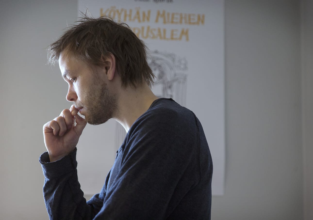 Sarjakuvataiteilija Ville Ranta julkaisi kohua herättäneen kuvan Pariisin terrori-iskujen jälkeen maanantaiaamuna. Palautteessa piirrosta on kuvailtu muun muassa mauttomaksi ja sairaaksi vihaviestinnäksi.