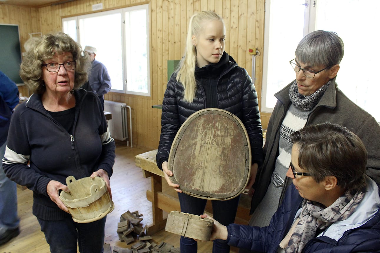 Vanhalan talon vilja-aitan vintiltä löytynyttä vanhinta esinettä, piimäleiliä vuodelta 1826 ihailivat Eija Taavitsainen, Laura ja Tellervo Kurtti sekä Pirkko Parkkinen.