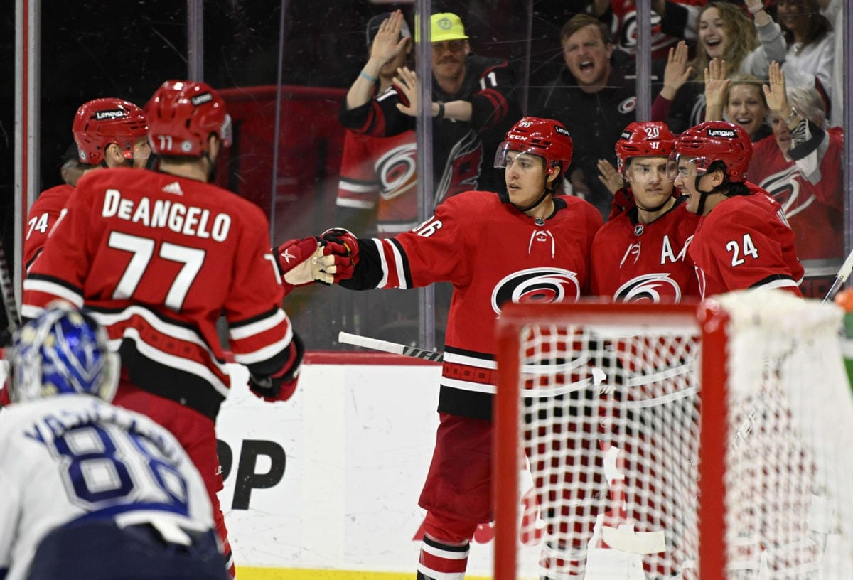 Sebastian Aho (kolmas oik.) teki Carolinan voittomaalin. LEHTIKUVA/AFP