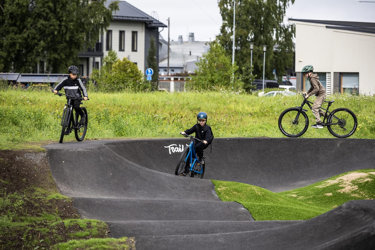 Pumptrack-radalle mahtuu monenlaisia pinnanmuotoja. Kaapo Mämmelän (vas.) ja Nooa Sipilän (oik.) mielestä uusi rata on kaikin puolin hyvä.