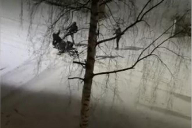 Nuorisojoukko kävi tuntemattoman miehen kimppuun Ristinummella. Kuvakaappaus pahoinpitelyn kuvanneen henkilön videolta.