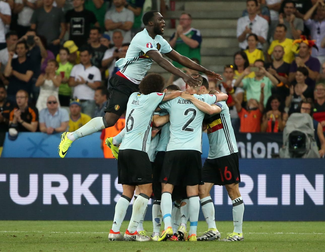 Belgia eteni jatkoon jalkapallon EM-kisoissa.