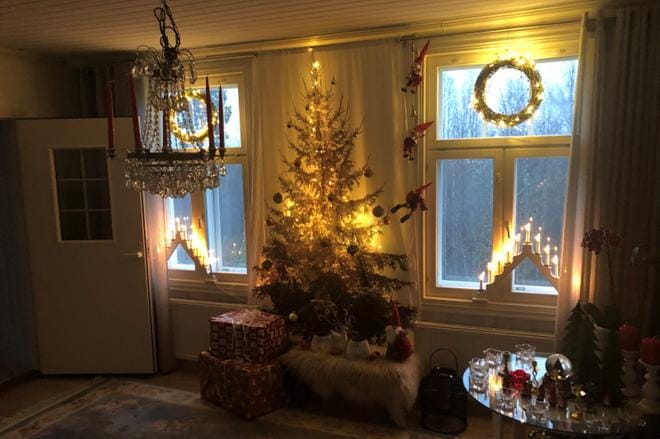 Tavallisen verhon tapaan verhotankoon kiinnitettävään kuusiverhoon kiinnitettiin taakse led-valonauha ja etupuolelle pallot koristeeksi. KUVA: Aki Taponen