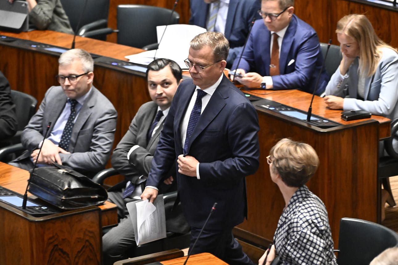 Pääministeri Petteri Orpo käveli puolustamaan toimiaan Garden Helsinki -hankkeessa. Hallitus antoi areenan valtiontuesta tiedonannon, josta eduskunta kokoontui kesälomakaudellaan keskustelemaan. Pitkän keskustelun jälkeen äänestettiin hallituksen luottamuksesta.