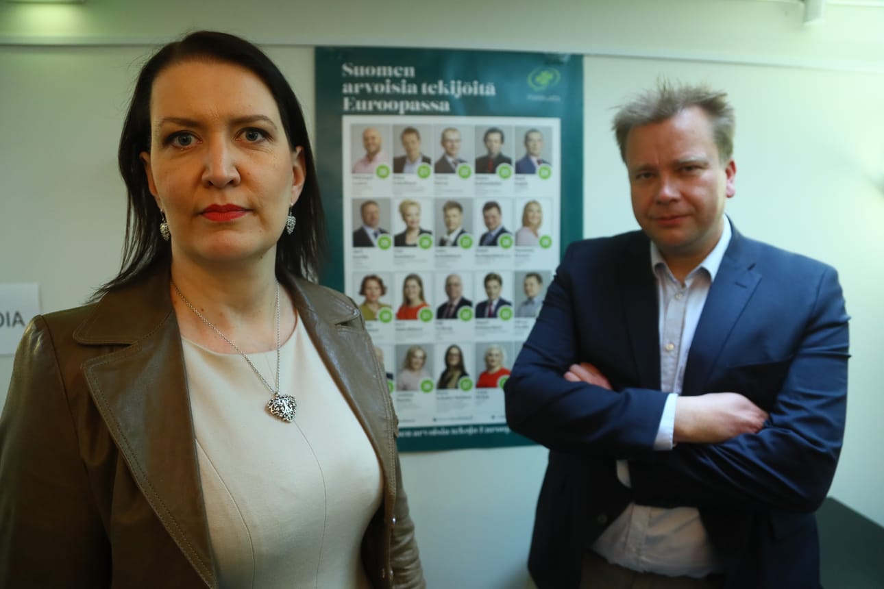 Keskustan puoluesihteeri Riikka Pirkkalainen ja eduskuntaryhmän puheenjohtaja Antti Kaikkonen odottivat jännityksellä ennakkoäänituloksia vaalivalvojaisissa.