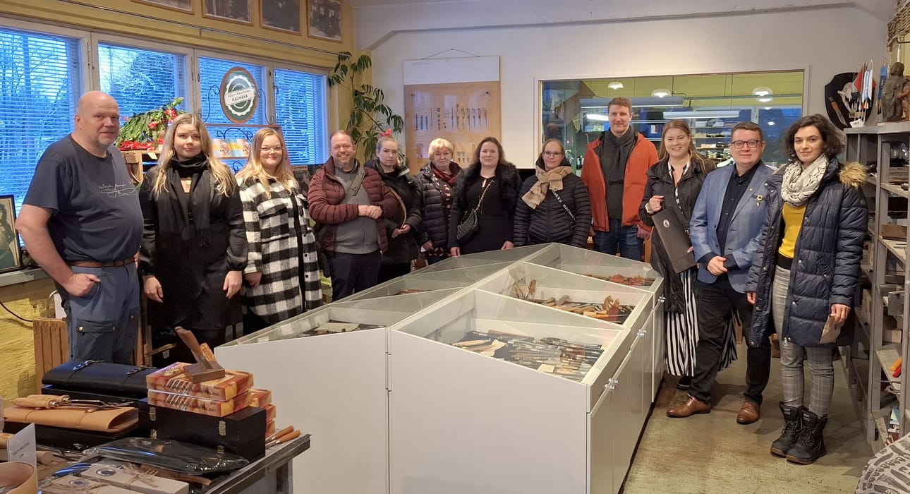 Seinäjoen Seudun nuorkauppakamari vieraili Kauhavalla marraskuussa. Tässä ollaan Iisakki Järvenpään Puukkotehtaalla. Puukkotehtaan tuotteilla on hieno yhteys nuorkauppakamariin.