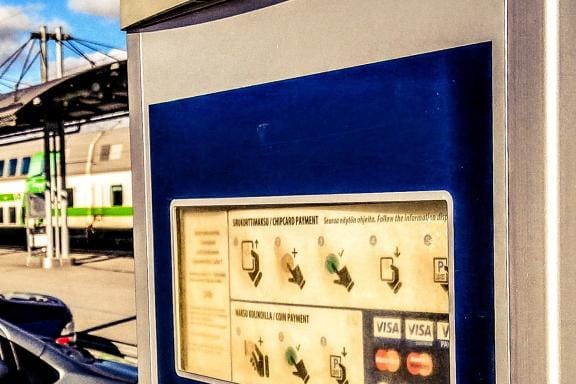Kiire ja pysäköintiautomaatti ovat huono yhdistelmä, mutta ongelmatilanteessa kannattaa soittaa Finnparkin palvelunumeroon. KUVA: HARRI KALLIO-KURSSI