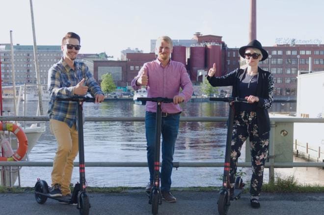 Timo Kangastie (kuvassa keskellä) on jälleen haastanut itsensä vaativaan suoritukseen. Tällä kertaa menopelinä on sähköpotkulauta ja tavoitteena kiitää Utsjoelta Helsinkiin kolmessa päivässä. KUVA: AATU ITKONEN/TIEDOTE