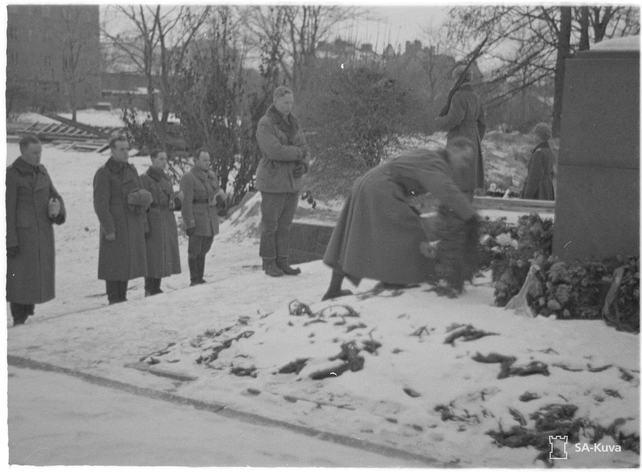 Seppeleen lasku sankaripatsaalle Viipurissa 6.12.1941.