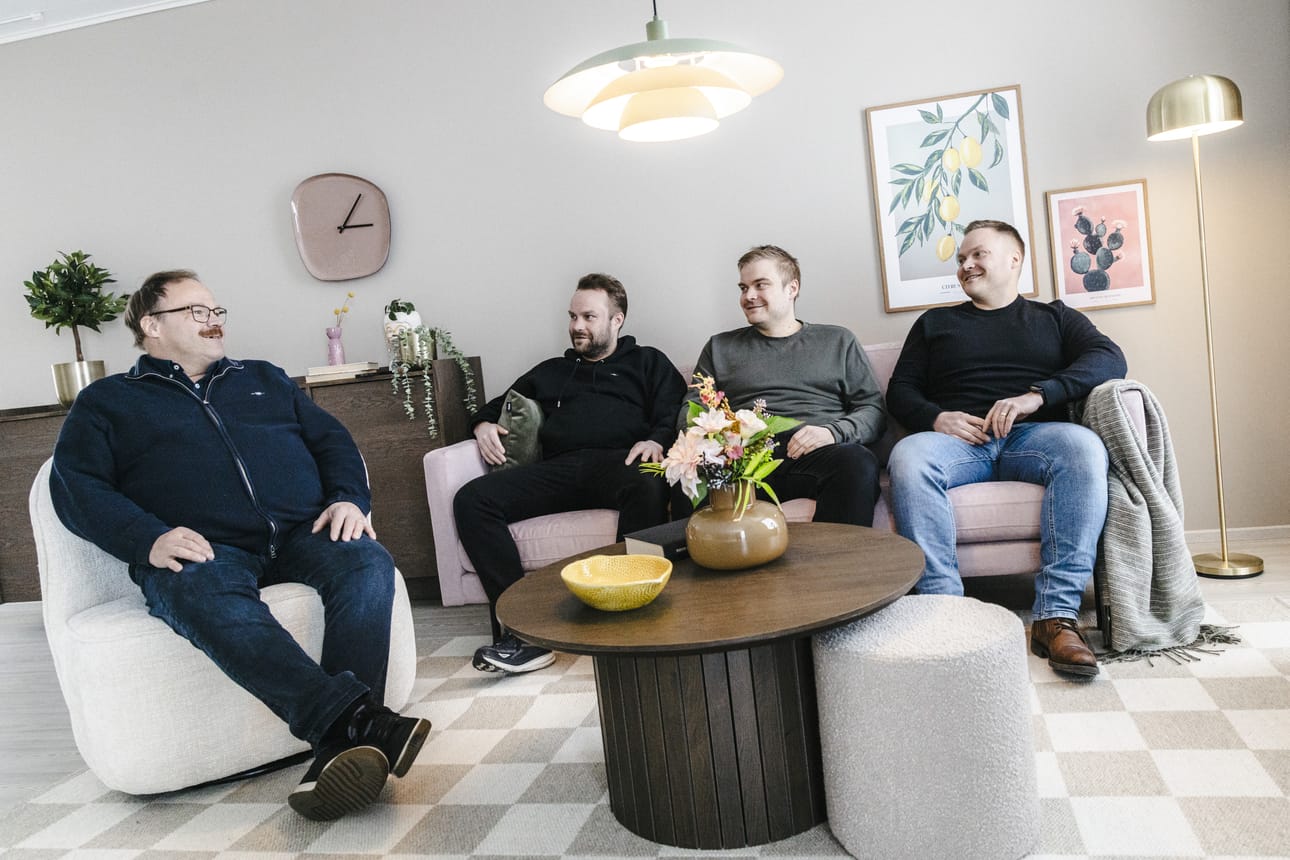 Veijo "Veke" Ranua sekä hänen poikansa Miikka, Matias ja Markus Ranua pistäytyivät yhdessä Ranuan toimitilojen kuvaushuoneista, joihin voi luoda kodinomaisia ympäristöjä tuotekuvauksia varten.