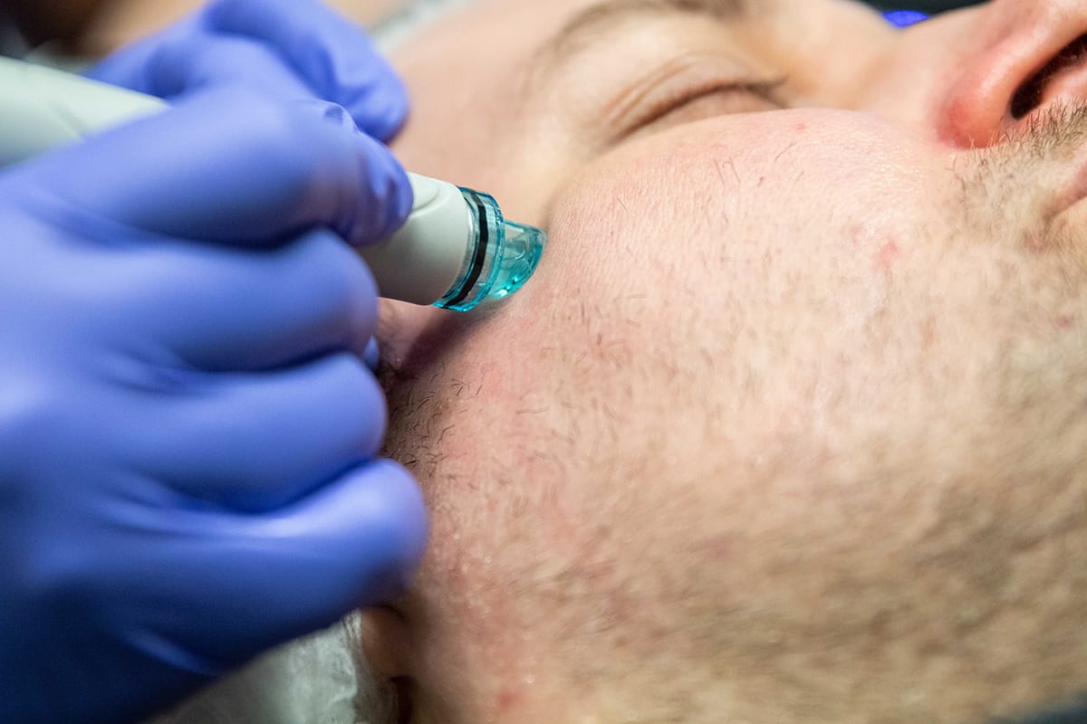Dermalogican ihonhoitotuotteet ovat muuttuneet entistä tehokkaimmiksi, nimittäin ion-aktiivisiksi. Ultraäänen avulla tuotteet ionisoituvat ja menevät entistä syvemmälle ihoon. Teho kestää jopa kolme vuorokautta. ”Lisäksi iS CLINICAL™ on toinen käyttämämme ihonhoitosarja, joka on arvomaailmaltaan yhtenäinen Dermalogican kanssa. Tuotteet eivät sisällä mitään ihoa tukkivia raaka-aineita, se alkaa hengittämään ja voimaan heti paremmin. Tuloksia näkyy ihossa jo kahdessa viikossa.”