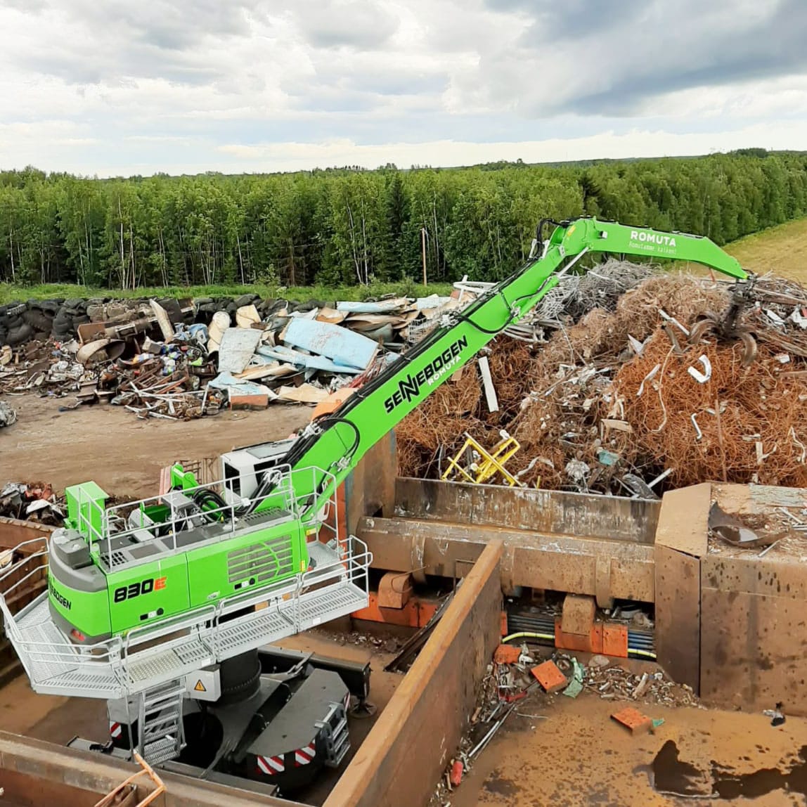 Romuta käynnisti maanantaina Suomen ensimmäisen täyssähköisen metallinleikkausaseman. Kuvassa lähes 400 000 euroa maksanut Sennebogen 830E, joka on täyssähköinen materiaalinkäsittelykone ja metalliromun leikkuri.