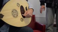 Vastaanottokeskuksessa soi niin suomalainen kuin irakilainen musiikki