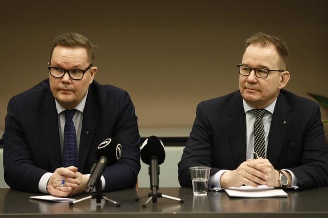 Suojelupoliisin apulaispäällikkö Seppo Ruotsalainen (vas.) ja päällikkö Antti Pelttari esittelivät suojelupoliisin viime vuoden vuosikirjaa Helsingissä keskiviikkona. KUVA: Joel Maisalmi
