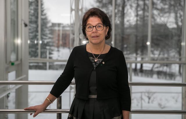 Silja Paavola vaatii hallitukselta toimia, jotta hoivakotien asiat saadaan kuntoon.