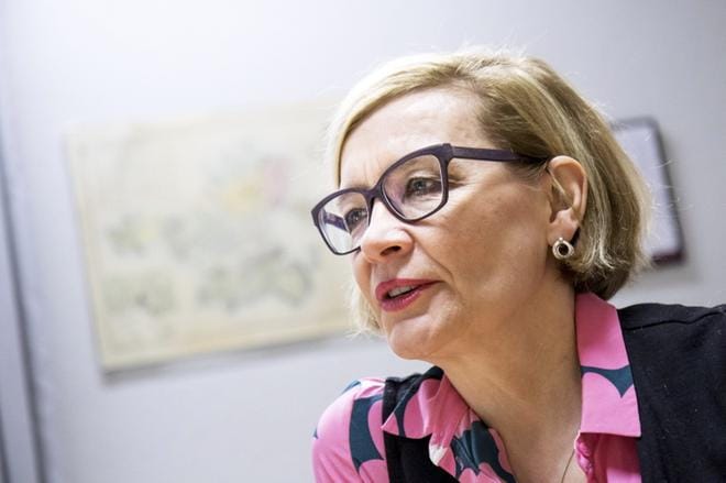 Sisäministeri Paula Risikko haluaa aidon mahdollisuuden hoivavapaaseen. Kuva: Pekka Lassila