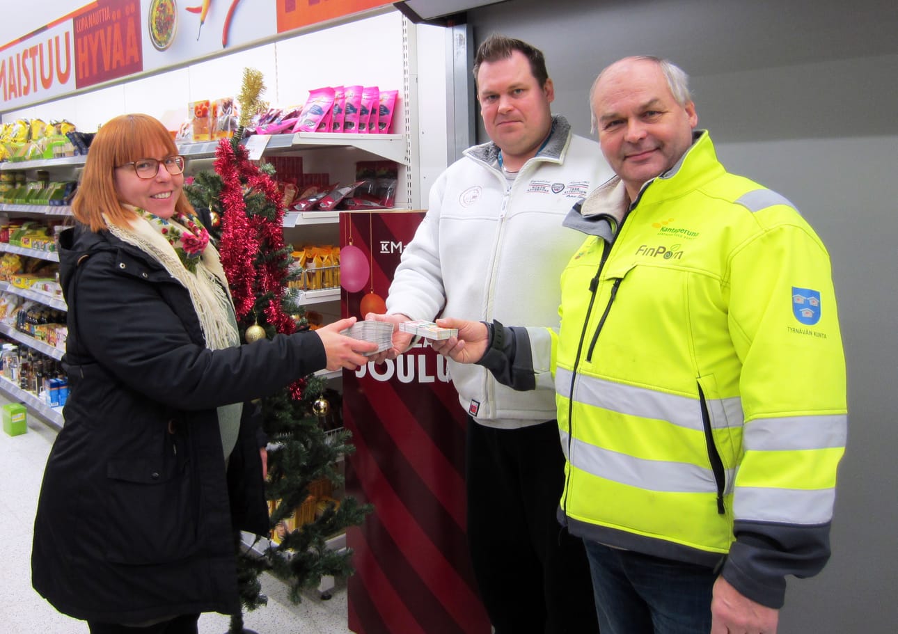 Tyrnävän Lions Club ja Tyrnävän K- Market lahjoittivat 53 kappaletta 50 euron lahjakorttia sosiaalitoimelle jaettavaksi apua tarvitseville. Sosiaalitoimesta vastaanottamassa oli sosiaaliohjaaja Hanna Martikainen. Lahjoitusta luovuttamassa K-kauppias Jaakko Leinonen ja Tyrnävän Lionsien presidentti Veli-Matti Hietikko. Syksyn aikana Lions Club Tyrnävä on avustanut vanhustenviikon tapahtumaa, tarjonnut laitoksiin isänpäiväkakkuja ja avustanut 4H-yhdistystä. Avustusta on saanut myös klubin kummilapsiperhe Tyrnävällä sekä kansainvälinen Sri Lankan kummilapsitoiminta.