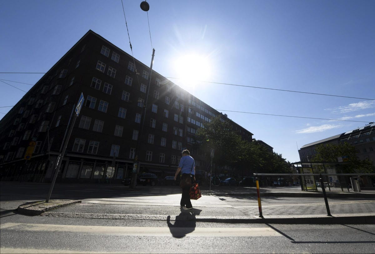 Mittari voi lauantaina nousta yli 25 asteen. LEHTIKUVA / Vesa Moilanen