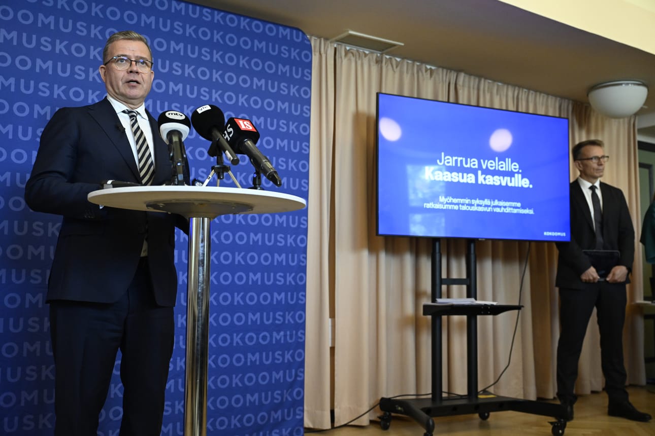 Kokoomus julkaisi talousohjelmansa ensi vaalikaudelle. Ohjelman esitteli puolueen puheenjohtaja, pääministeri Petteri Orpo. Kuvassa oikealla eduskuntaryhmän puheenjohtaja Jukka Kopra.