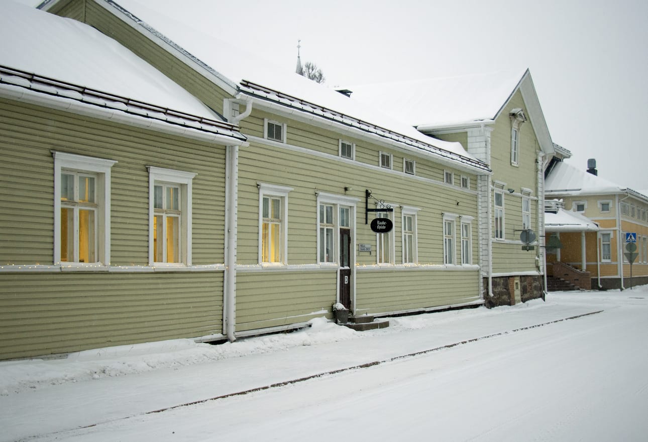 Annanpäivänä koristautuu Patala. Ikkuna löytyy Reiponkadun puolelta.