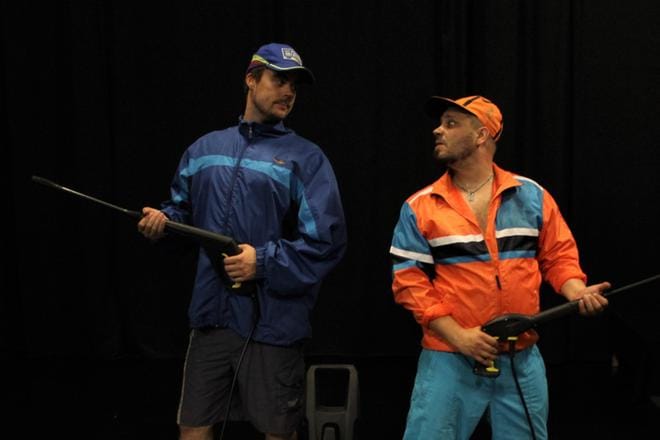 Palkittu Pasi was here -näytelmä saa ensi-iltansa Lapuan teatterissa syyskuun lopussa. Ensi-ilta on siirtynyt, joten näytelmää on harjoiteltu yhteensä jo puolentoista vuoden ajan. Tässä ”normiäijät” (Jani Lehto ja Jukka-Pekka Ahinko) leuhkivat painepesureillaan. KUVA: KAI PÖNTINEN