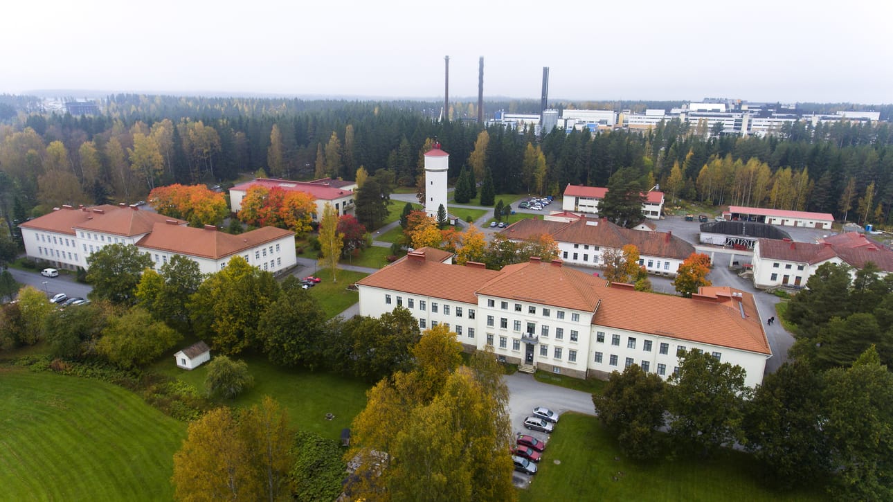 Valtaosa kauniista ja historiallisesta Törnävän sairaala-alueesta näkyy tässä ilmakuvassa. Törnävän piirimielisairaalan ensimmäinen rakennus valmistui vuonna 1923. Psykiatrinen hoito on siirtynyt sairaalan yhteydessä olevaan M-taloon. Piirin aluetta kehittää nyt Karhun perheen Jossulla Oy. Kulttuurihistoria ja muistot säilyvät moderniksi muuttuvassa kylämiljöössä.