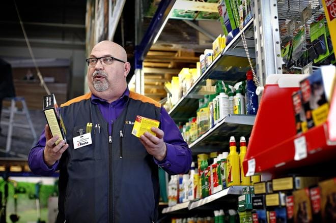 Jyrsijämyrkkyjen valikoimaan on tullut muutoksia. Vanhoja valmisteita ei myydä kuluttajille enää kuten aiemmin niiden muuttuneen lisääntymisvaaraluokituksen takia. Osastopäällikkö Veli Saari Seinäjoen K-Raudasta esittelee myynnistä poistettavia tai ainoastaan ammattilaisten käyttöön tarkoitettuja jyrsijöidentorjuntavalmisteita. KUVA: TOMI KOSONEN