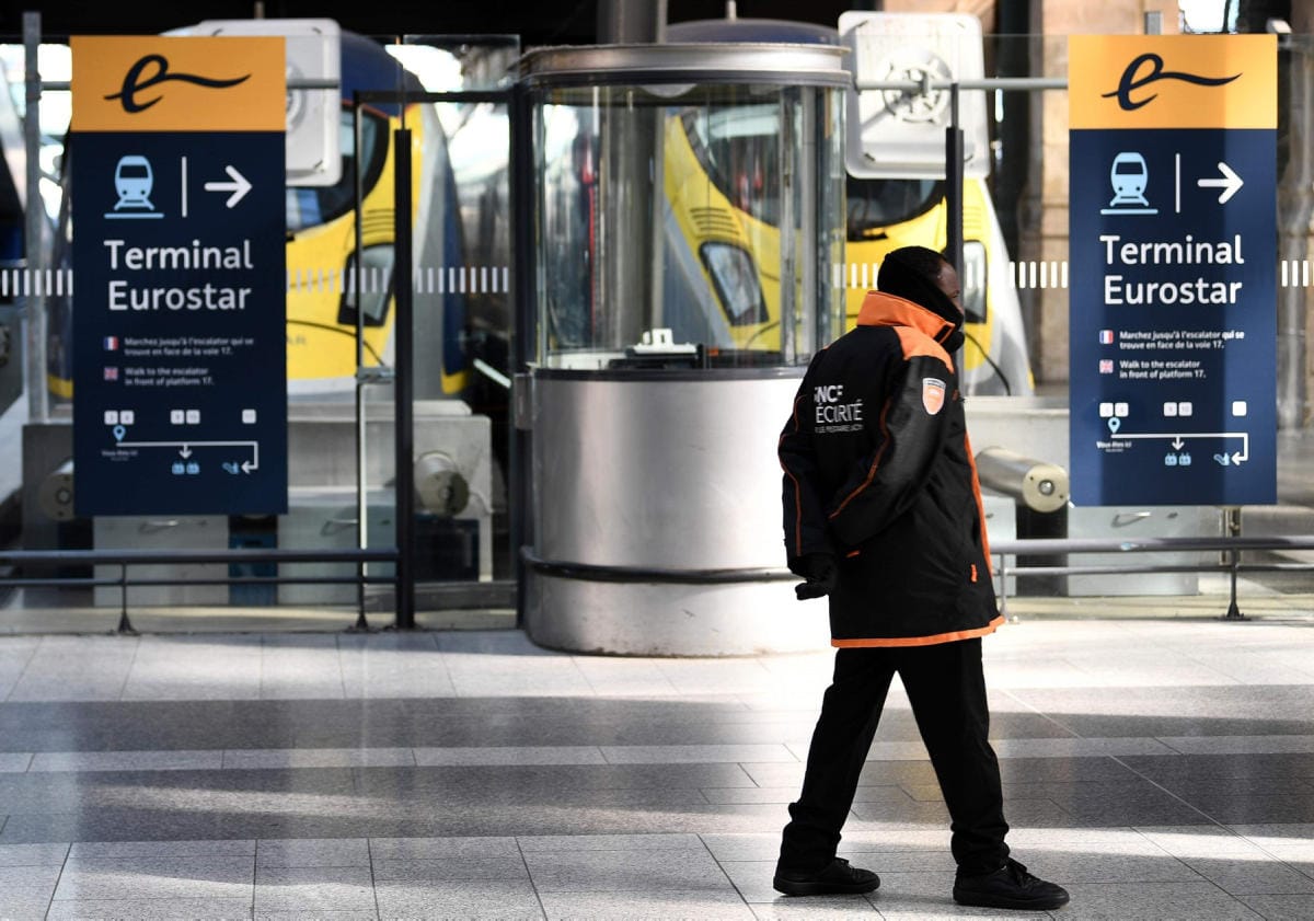 Kiellon syynä on koronaviruksen omikronmuunnos, jonka leviämistä Ranska yrittää hillitä. Britanniassa koronatartuntojen määrä on kasvanut räjähdysmäisesti viime viikkoina. LEHTIKUVA / AFP