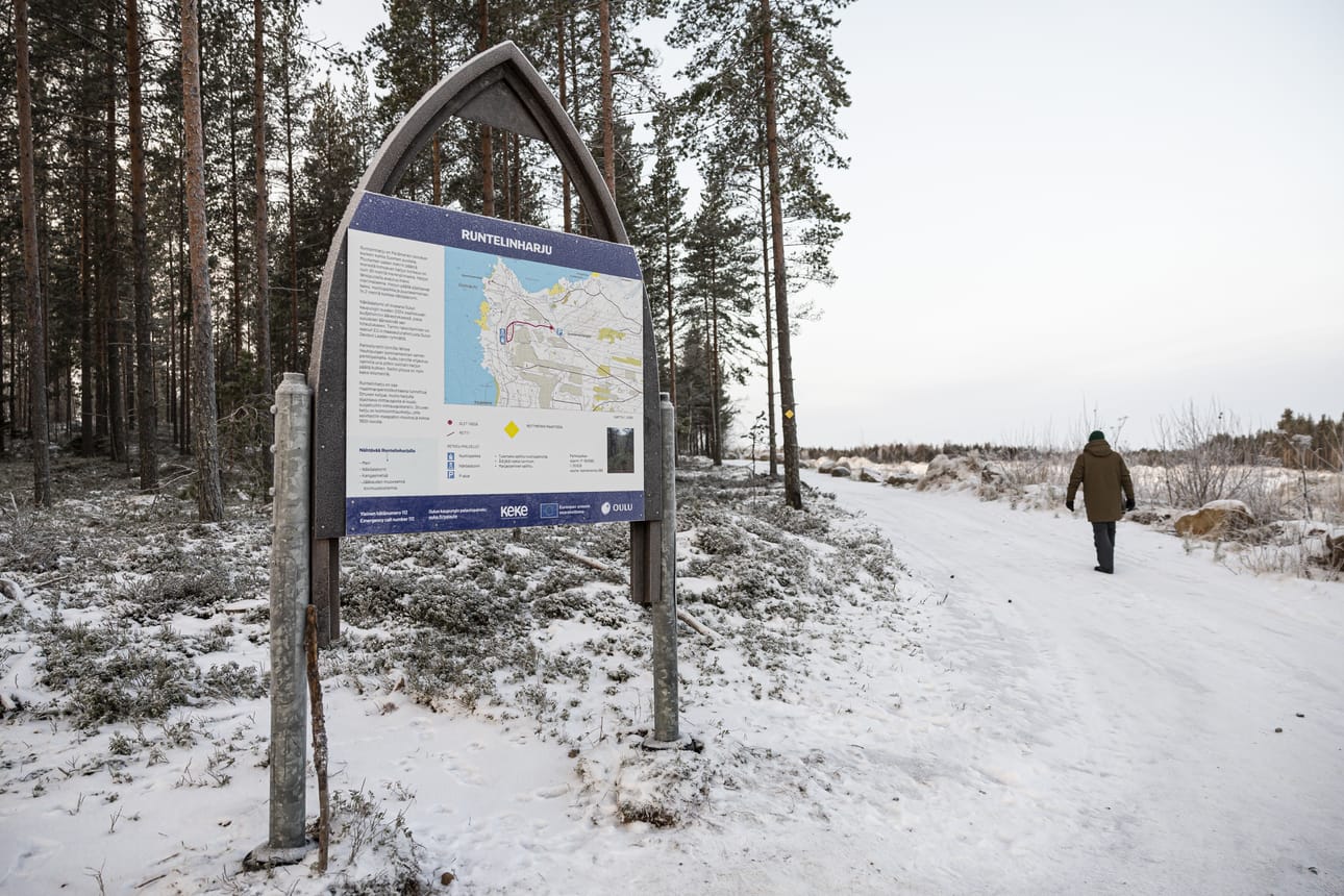 Pysäköintipaikalla opaste kertoo alueesta ja uudesta näkötornista.