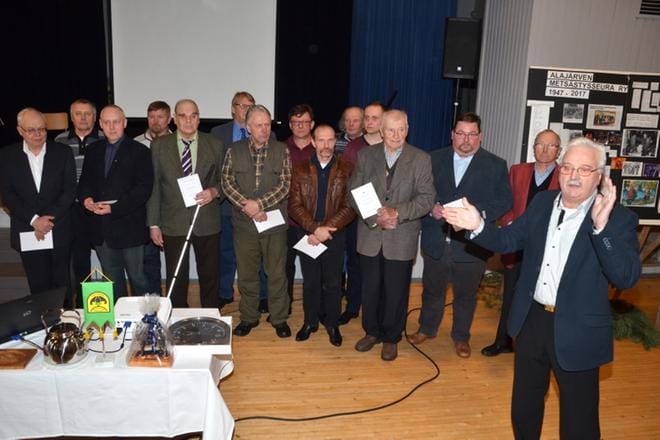 Alajärven Metsästysseuran juhlassa jaettiin lukuisia muistamisia. KUVA: MARKKU TURPELA