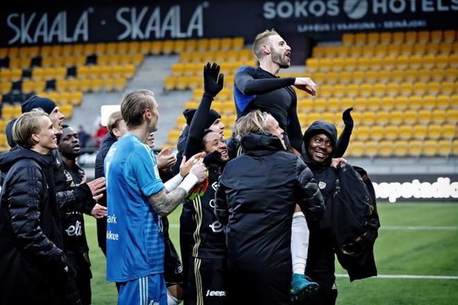 SJK:ssa kaiken voittanut ja uransa päättänyt Richie Dorman pääsi joukkuekavereidensa kultatuoliin kannattajien edessä ottelun loputtua. KUVAT: TOMI KOSONEN
