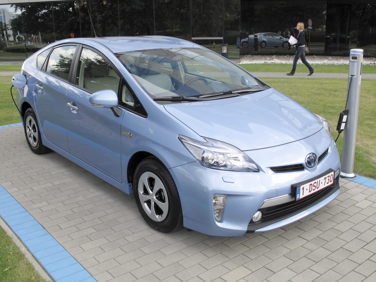 Suomessa takaisinkutsun piirissä on 3055 hybiridiautoa. Kuvituskuva.