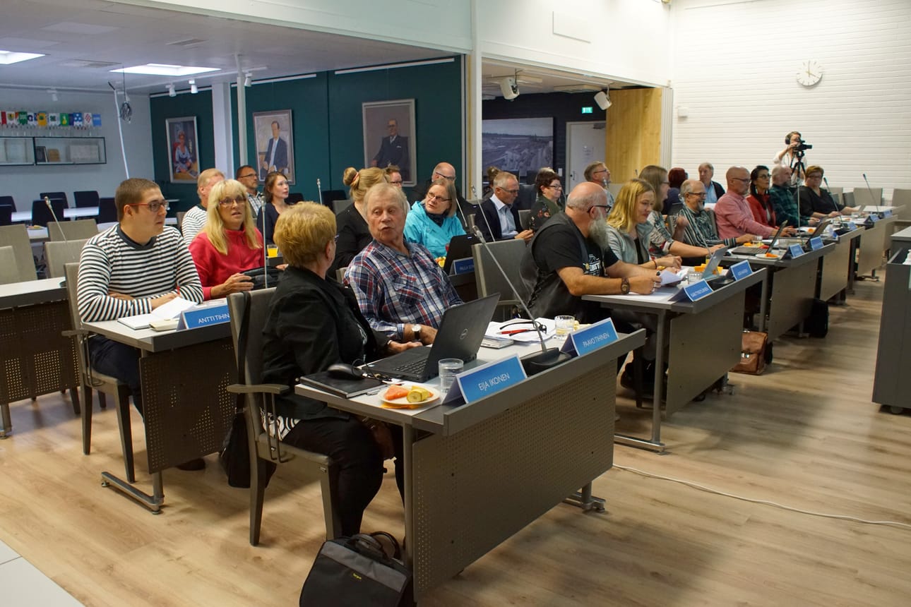 Jokainen kaupunginvaltuuston kokous Pudasjärvellä maksaa 2100 euroa valtuutettujen kokouspalkkioina.