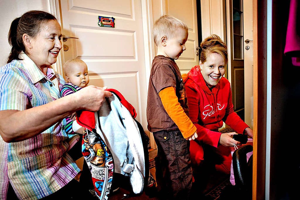 Kodinhoitaja Annikki Kujala helpottaa Rantasen perheen aamukiireitä. Kirsi Rantanen on lähdössä Jaakko-pojan kanssa sairaalakäynnille Ouluun. Kuopus Jenny jää päiväksi kodinhoitajan leikitettäväksi.