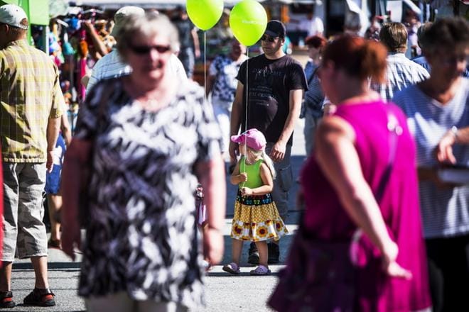 Markkinoiden pääkadulla kävi kova kuhina, vaikka myyjiä oli tänä vuonna kävijöiden mukaan vähemmän kuin ennen.
