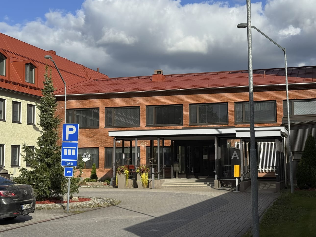 Tarkkasilmäiset havaitsivat Oulaskankaan sairaalan nimikyltin katoamisen viikonloppuna.