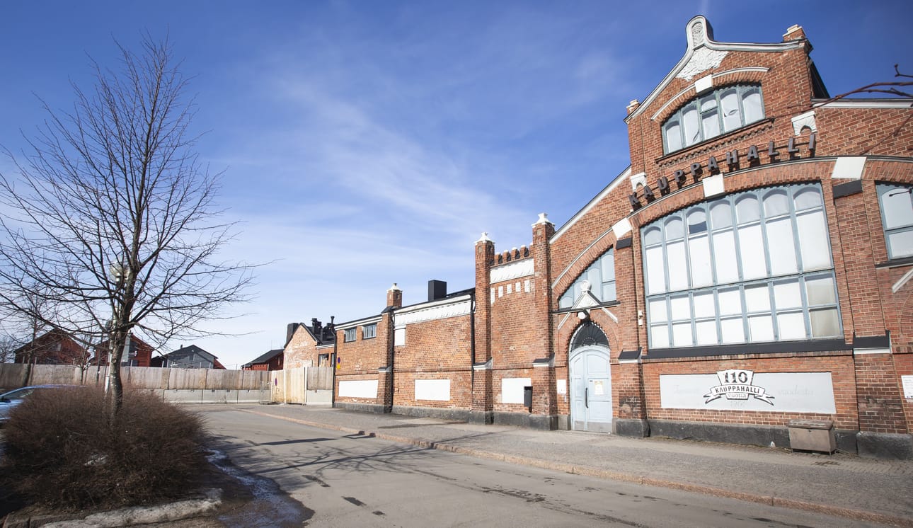 Oulun kauppahalli meni remonttiin viime vuonna, ja sen pitäisi avautua jälleen elokuussa. Kolme paikkaa on vielä täyttämättä.