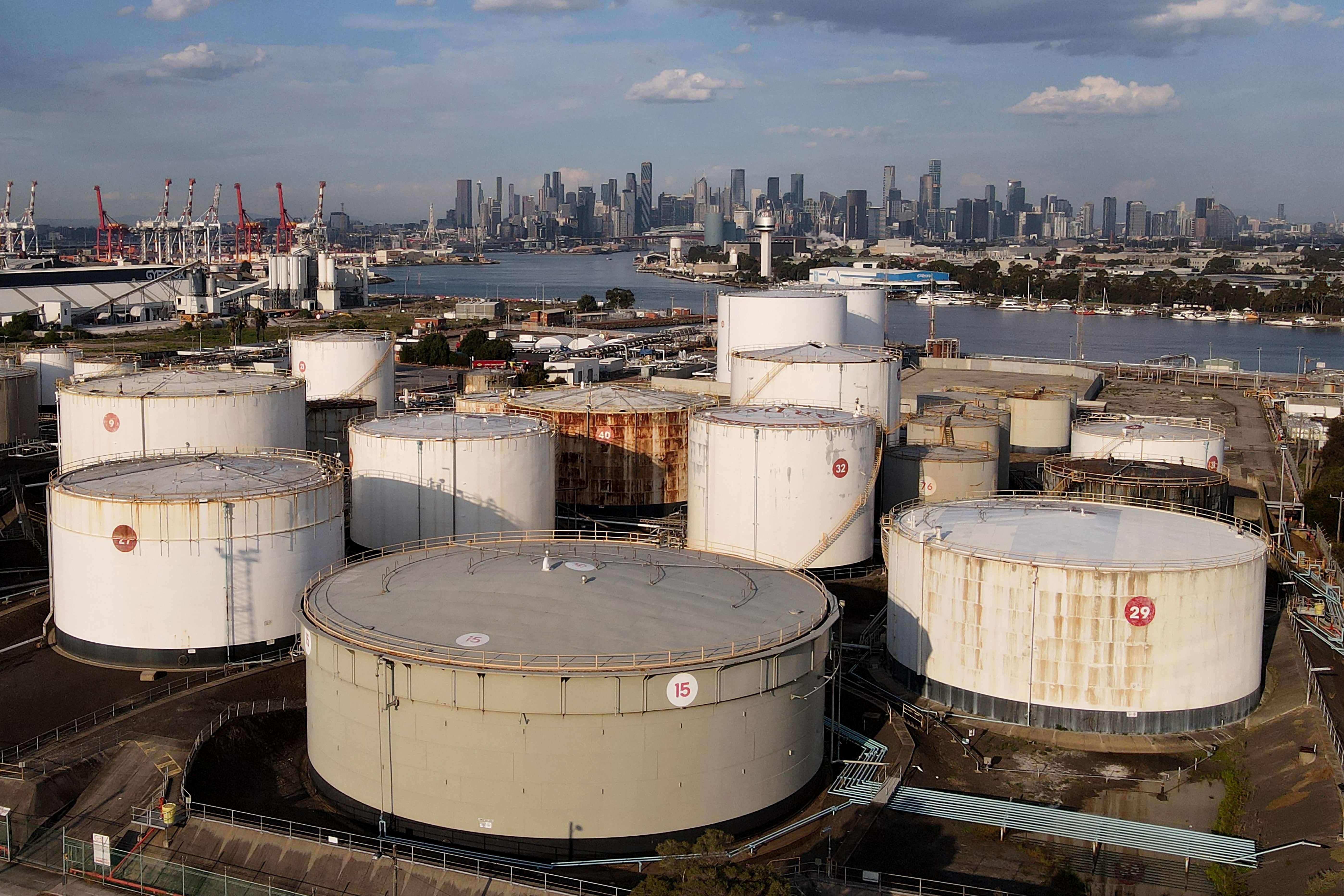 Öljyn hinta pysyttelee korkealla – Huthien iskut voivat kallistaa öljyä entisestään