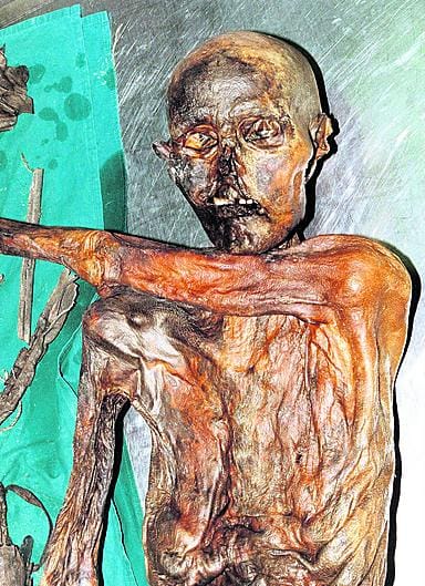 "Ötzi". Uhri oli luultavasti shamaani, jonka oma kansa surmasi.