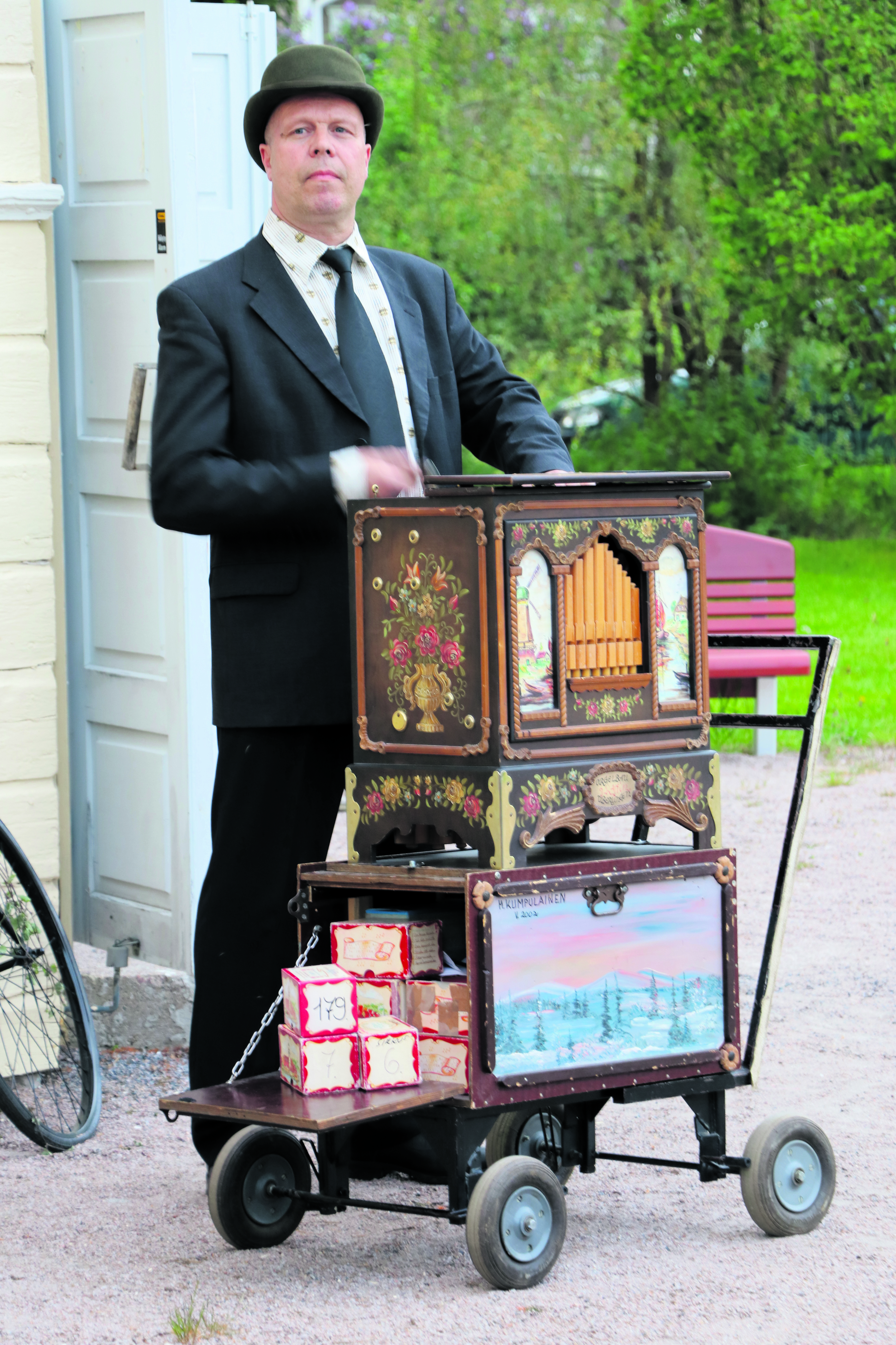 Posetiivin varressa muusikko Jarmo Saitajoki Limingan kansakoulun ovella.