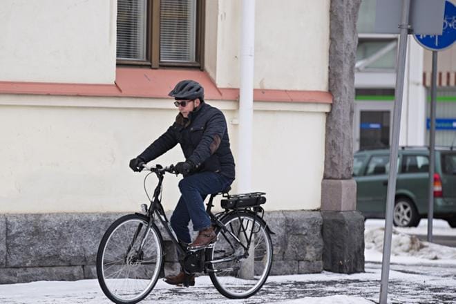 Karl-Erik Österberg on aiemmin kokeillut kavereidensa sähköpyöriä. Kokemukset ovat positiivisia.