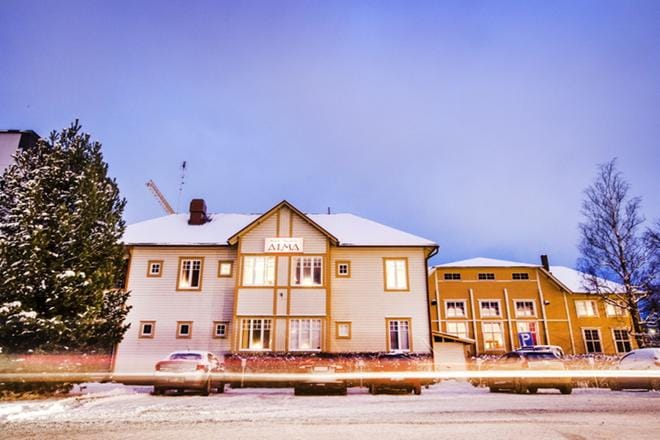 Hotelli Alman takana sijaitseva 1950-luvun puutalo Toiska aiotaan purkaa. Tilalle Alman taustayritys haluaa rakentaa 6-8-kerroksisen hotellin. KUVA: TOMI KOSONEN