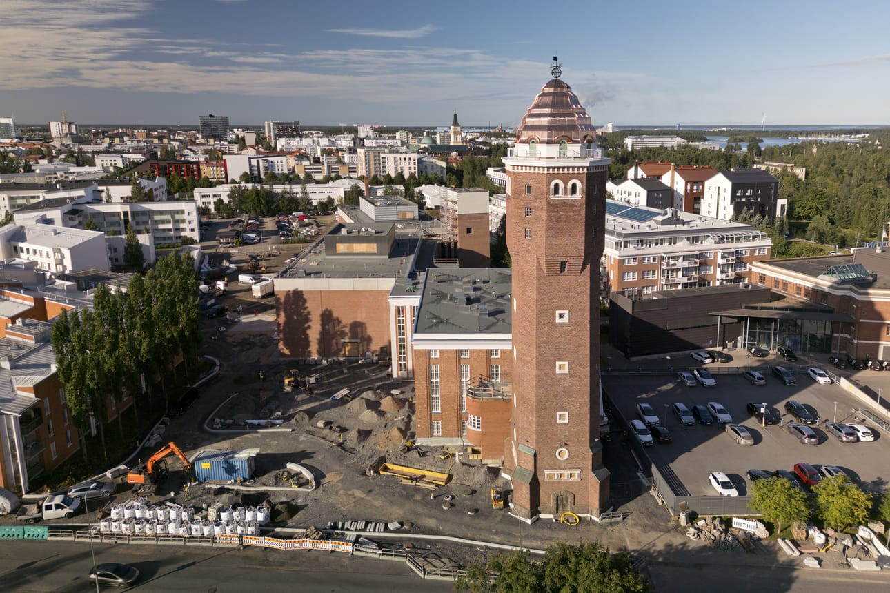Tiiman työmaa-alue kesällä 2025. Seikkailutehdas rakentuu tornin vasemmalle puolelle.