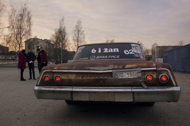 Vaasan entisen linja-autoaseman parkkipaikallekin kokoontuu usein nuoria. Lauantaina siellä olivat alkuiltaa viettämässä Niklas Enichlas Maalahdesta ja Kristian Holmlund Närpiöstä. Kuvat: Aleksi Mäkinen