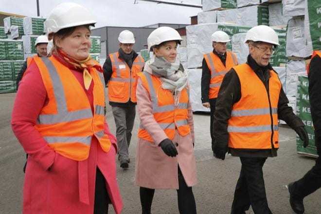 Elinkeinoministeri Katri Kulmuni tapasi Keitele Groupin toimitusjohtajan ja hallituksen puheenjohtajan Ilkka Kylävainion Keitele Timberin Alajärven tehtaalla. Ministerin vierellä hänen avustajansa Jenny Hasu. KUVA: SARI HEINILÄ